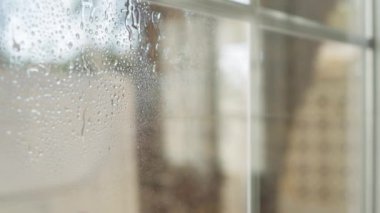 Yağmurda ıslak pencere. Kapat - kapat.