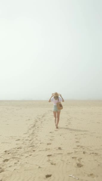 Mujer Joven Corriendo Desierto — Vídeo de stock