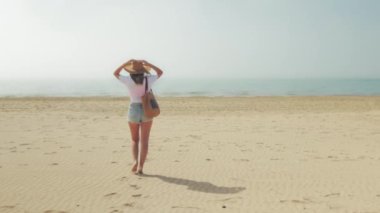 Kumsaldaki genç kadın.