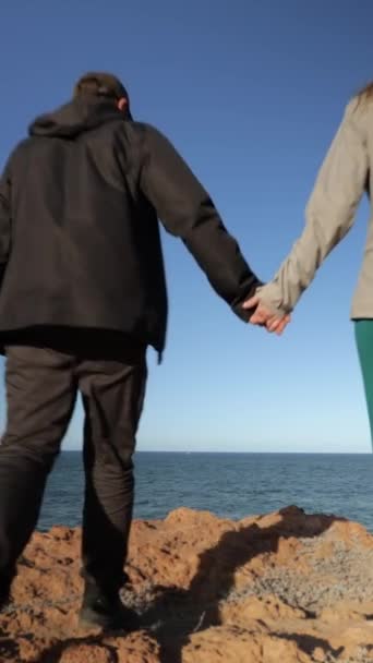 Casal Apaixonado Mãos Dadas Praia — Vídeo de Stock