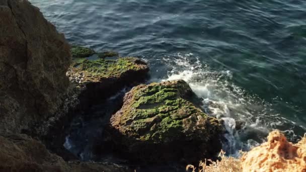 Ακτή Της Θάλασσας Κύματα Και Βράχια — Αρχείο Βίντεο