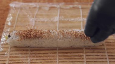 Şef masada suşi hazırlıyor.