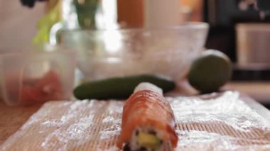 Taze sebzeler ve meyveler masada.