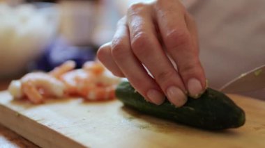 Kadın elleri mutfakta yeşil soğan pişiriyor.