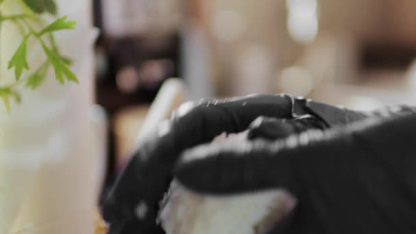 Die Hände Des Küchenchefs Bei Der Vorbereitung Eines Abendessens Restaurant — Stockvideo