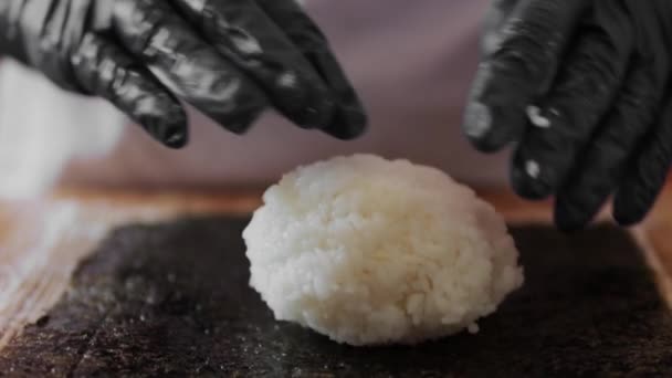 Koch Kocht Reis Schwarzen Handschuhen — Stockvideo