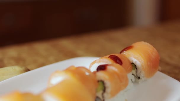 Rolo Sushi Com Salmão Abacate — Vídeo de Stock