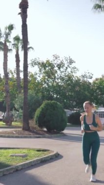 Parkta koşan kadın.