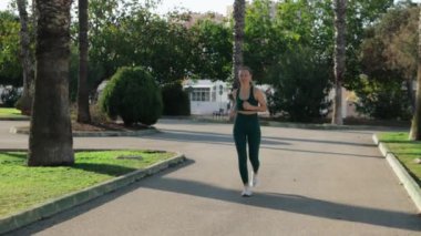 Parktaki güzel kız.