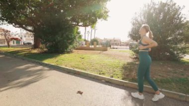 Parkta esneme hareketleri yapan genç ve güzel bir kadın. sağlıklı yaşam tarzı kavramı.