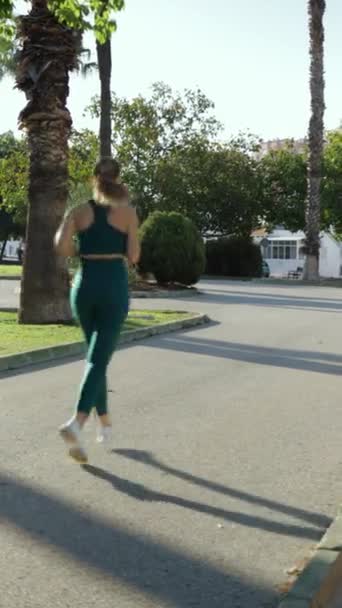街で走り 街を走る男 — ストック動画