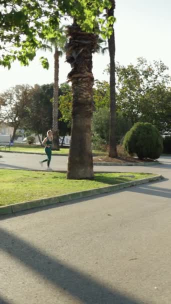 都市公園で走っている女性 — ストック動画