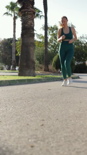Jovem Mulher Alongamento Fazendo Exercício Desportivo Parte Manhã Grama Verde — Vídeo de Stock