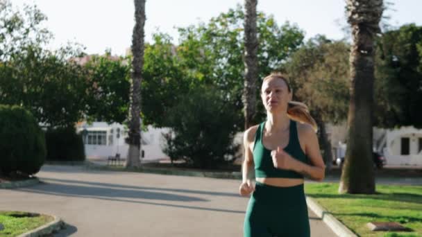 Jovem Mulher Correndo Estrada Pela Manhã — Vídeo de Stock