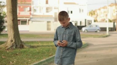 Cep telefonu olan genç bir adam.