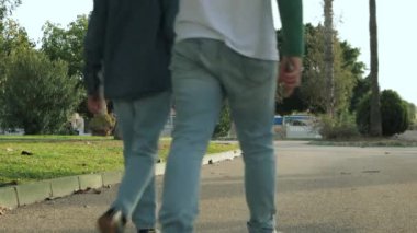 Parkta erkek arkadaşı olan genç bir kadın..