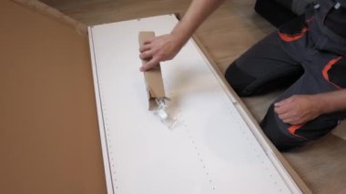 Yeni mobilya montajı yapan işçiler.