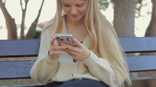 Menina Adolescente Bonita Feliz Segurando Telefone Celular Usando Aplicativos Educacionais — Vídeo de Stock
