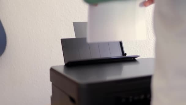 Ein Mann Legt Weißes Papier Den Drucker Laserdrucker Betrieb Nahaufnahme — Stockvideo