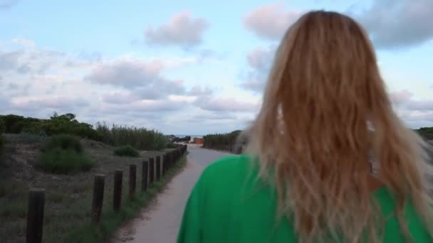 Κορίτσι Πράσινο Μπλουζάκι Πάει Στην Παραλία Κορίτσι Γυρίζει Την Πλάτη — Αρχείο Βίντεο