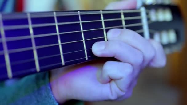 För Att Spela Gitarr Musiker Spelar Musik Manliga Fingrar Manshand — Stockvideo