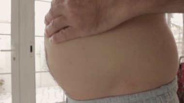 Adam adamın karnına dokunuyor. Kapat - kapat.