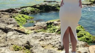 Kumsaldaki genç kadın.