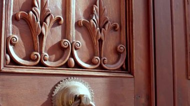 Paslı metal perçinli eski ahşap kapı, 3 boyutlu animasyon, ortaçağ, alfa matte ile açılan antika kapı. Kamera baştan aşağı hareket ediyor. Yüksek kaliteli FullHD görüntüler