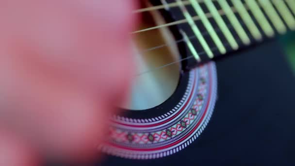 Gitarre Spielen Ein Unkenntlich Gemachter Mann Probt Großaufnahme Des Geiers — Stockvideo
