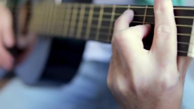 Klasik Gitar Çalan Adam. Yakın çekim. müzik hobisi konsepti yüksek kalite 4k görüntü