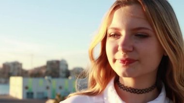 Batan güneşin ışığında bir kızın portresi.