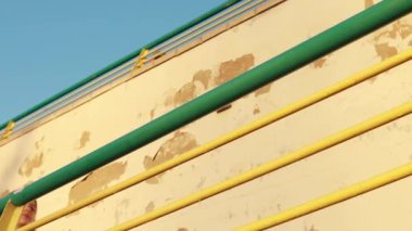 Sokakta sarı elbiseli bir kız