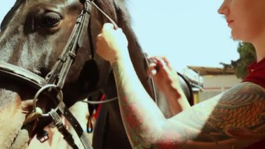 adam siyah bir at ile