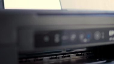 Lazer yazıcı operasyonu. Kağıt baskısı kapanışı. Yüksek kalite 4k görüntü