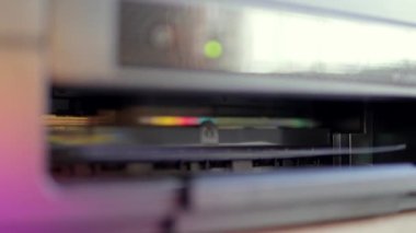 Lazer yazıcı operasyonu. Kağıt baskısı kapanışı. Yüksek kalite 4k görüntü
