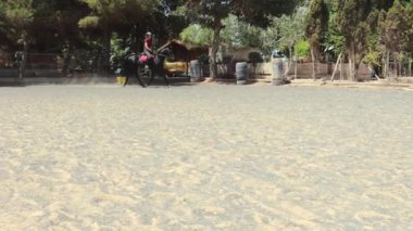 Parkta at süren genç bir adam.