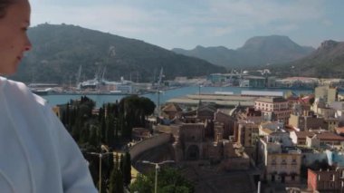 Kartagena, Roma Tiyatrosu ve limana bakan Akdeniz kıyısının panoramik manzarası. Yüksek kalite 4k görüntü