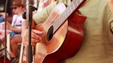 Gitar sokakta, kapat.