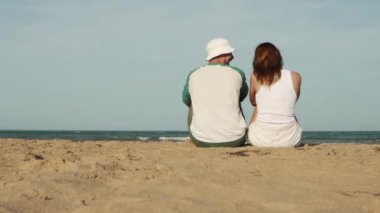 Kumsalda aşık bir çift