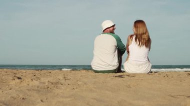 kumsalda güneş doğarken Çift