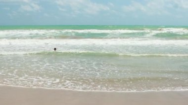 Mayolu genç bir kadın suda dinleniyor. yaz tatili.