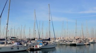 Yat limanında günbatımının renkleri. Yüksek kaliteli FullHD görüntüler