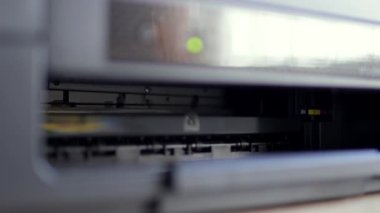 Lazer yazıcı operasyonu. Kağıt baskısı kapanışı. Yüksek kalite 4k görüntü