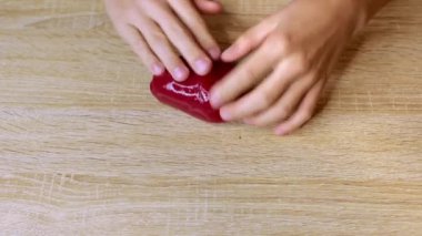 Çocuk yapışkan bir oyuncakla oynuyor. Stres atmak. Güzel oyuncak. Rahatlama ve iyileşme. Yüksek kalite 4k görüntü