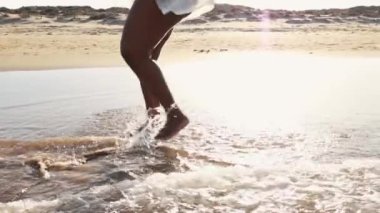 Kumsaldaki genç kadın.