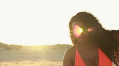 Sahilde siyah bikinili Afro-Amerikan kadın