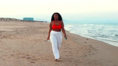 Sahilde güzel bir kız