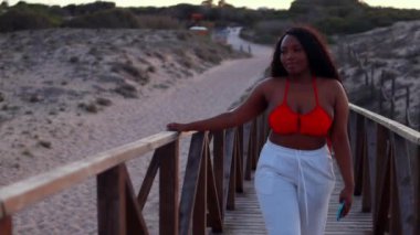 Akşamları kumsalda siyah elbiseli güzel bir kadın.