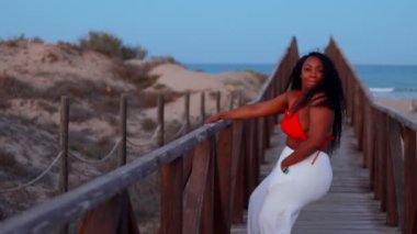 Kırmızı elbiseli güzel kız.