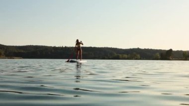 Gölde kürek çeken kadın.